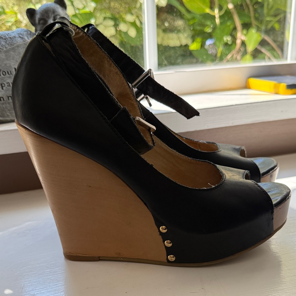 Chinese Laundry Black and Tan Wedge Peep-Toe Shoes